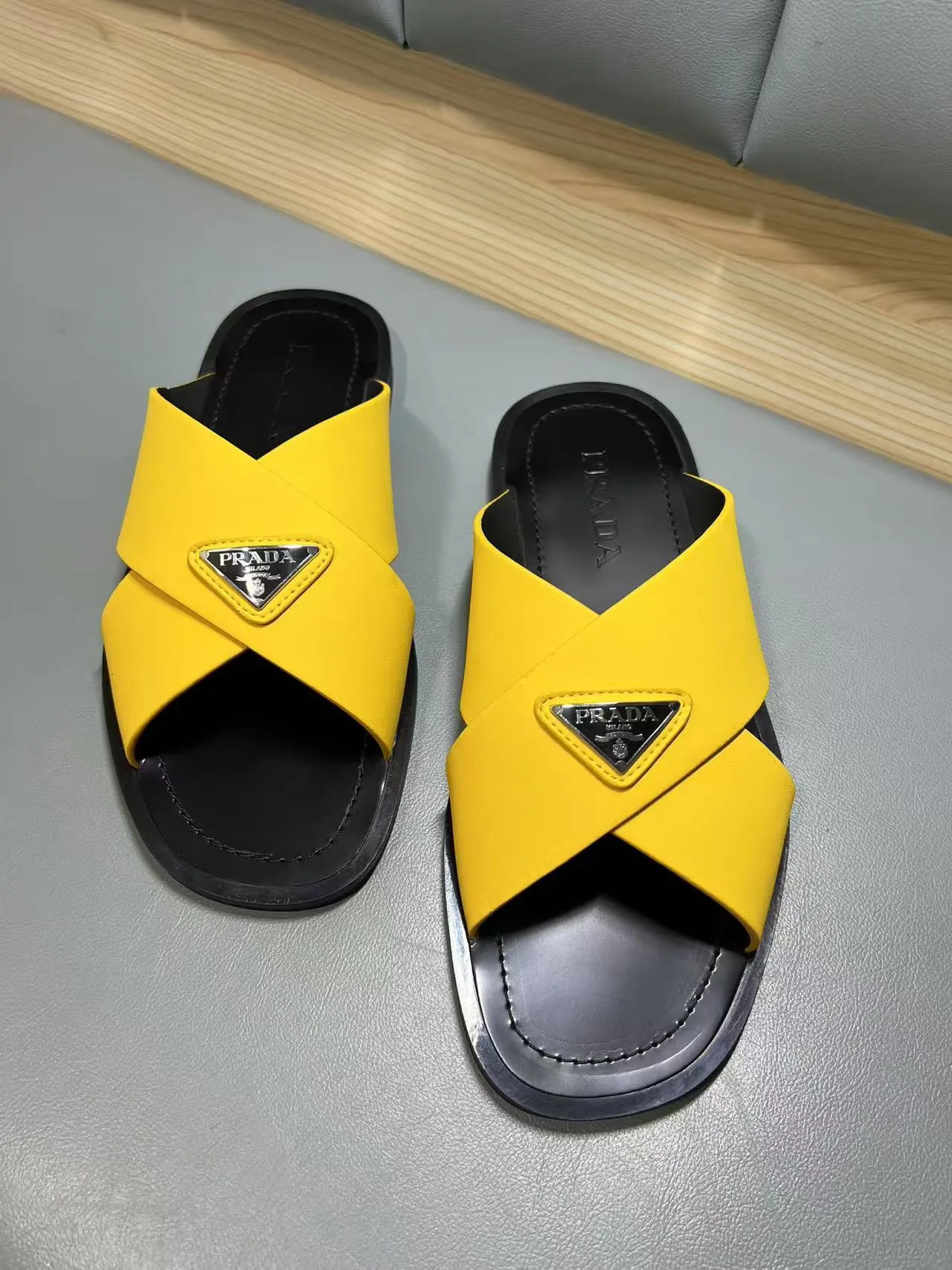 340💰PRADA Prada’s latest slippers are synchronized with the official website. This slipper is made of the brand’s unique and iconic Saffiano leather. The brand logo jumps out from the double straps, and the brand style is clearly visible. Cowhide gives men elegant charm and functional design, making it an ideal choice for vacation and leisure. Size:38-45
